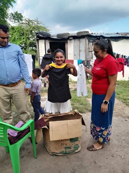 Entrega de ropa a una familia, obra social El Buen Samaritano