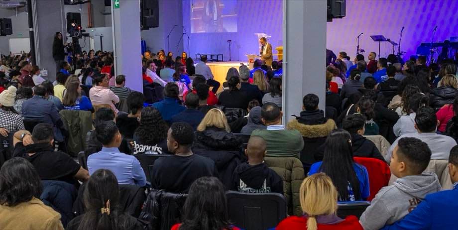 La congregación reunida en el culto del domingo